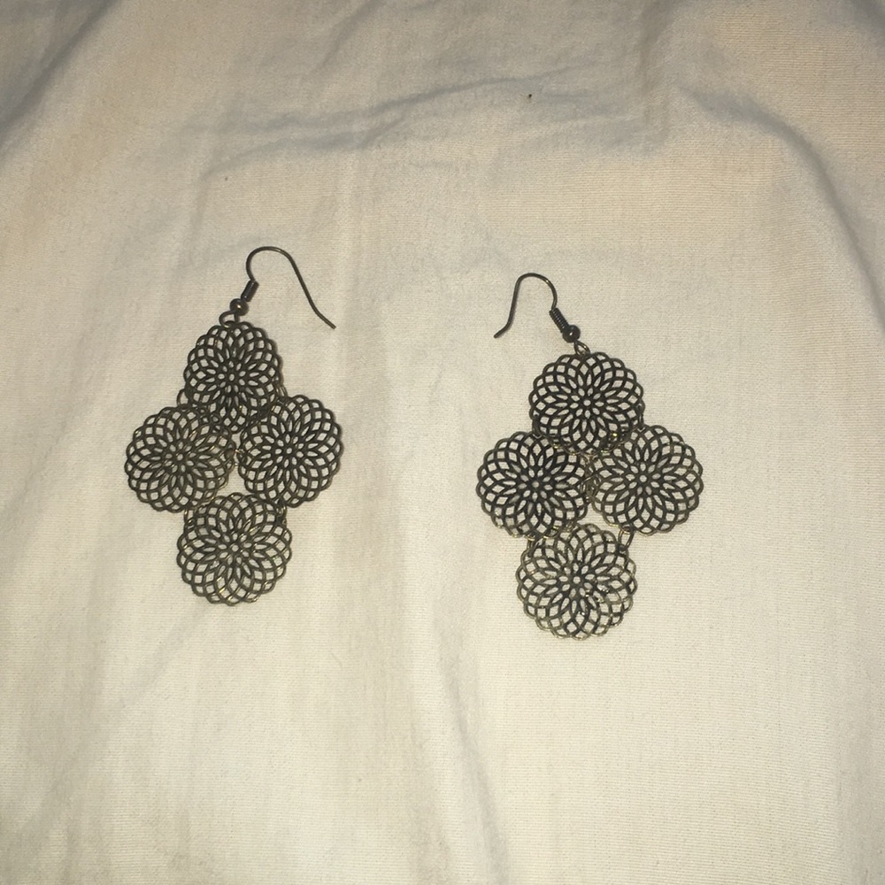 Dangly gold earrings.